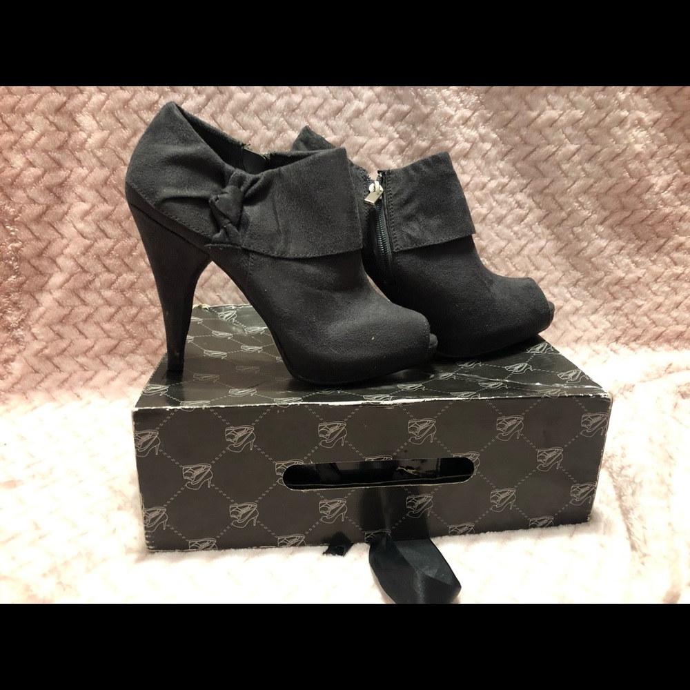 Heeled booties opened toe size 7